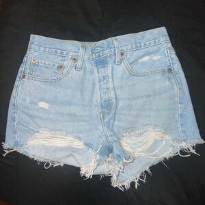 Brand new never worn (no tags) Levi 501 women’s shorts size 28
